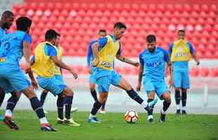 Fotos do treino do Cruzeiro no estdio Libertadores de Amrica, casa do Independiente, em Avellaneda. Time celeste fechou preparao para o jogo contra o Racing, s 21h30 desta tera-feira, no El Cilindro, pela primeira rodada do Grupo 5 da Copa Libertadores (Ramon Lisboa/EM D.A Press)