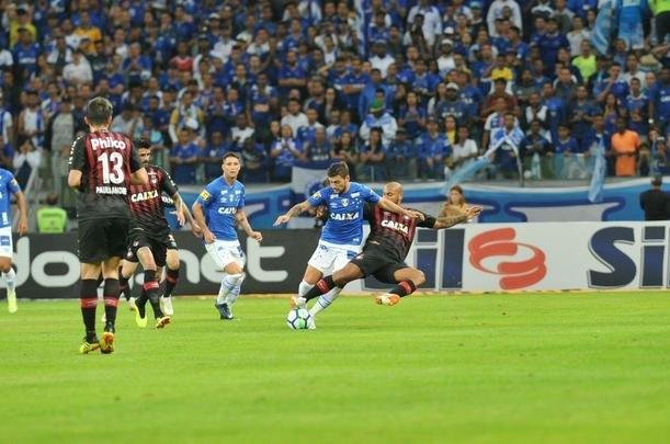 Lances do primeiro tempo da partida entre Cruzeiro e Atltico-PR, no Mineiro, pelas oitavas de final da Copa do Brasil