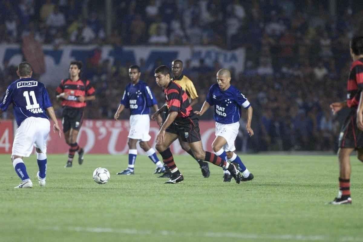 Em junho de 2003, o Cruzeiro deu o segundo passo para alcanar a indita Trplice Coroa. No dia 11 daquele ms, no Mineiro, o time dirigido por Vanderlei Luxemburgo conquistou a Copa do Brasil ao derrotar o Flamengo por 3 a 1. Os gols foram de Deivid, Aristizbal e Luiso. Alex no marcou, mas voltou a dar show em campo, assim como j havia feito no empate por 1 a 1 no duelo de ida, no Maracan, quando fez gol de letra. Aquele foi o quarto ttulo celeste no torneio de mata-matas e deu ainda mais confiana ao elenco para tambm faturar o Brasileiro no segundo semestre de 2003.