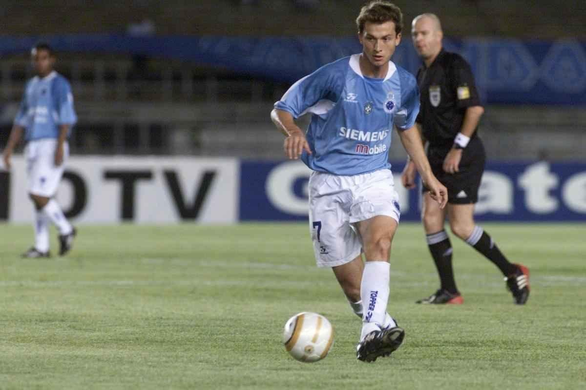 2004 - Copa Sul-Americana - Cruzeiro foi eliminado na segunda fase ao ser derrotado pelo Internacional. Imagem da partida diante dos gachos, no Mineiro