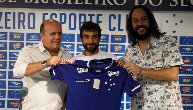 Gerente Valdir Barbosa e agente Gabriel o Pensador apresentaram meia Gabriel Xavier na Toca