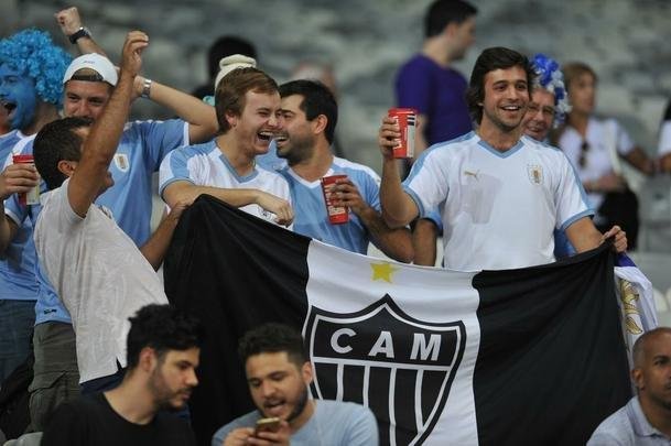 Fotos das torcidas de Uruguai e Equador no Mineiro