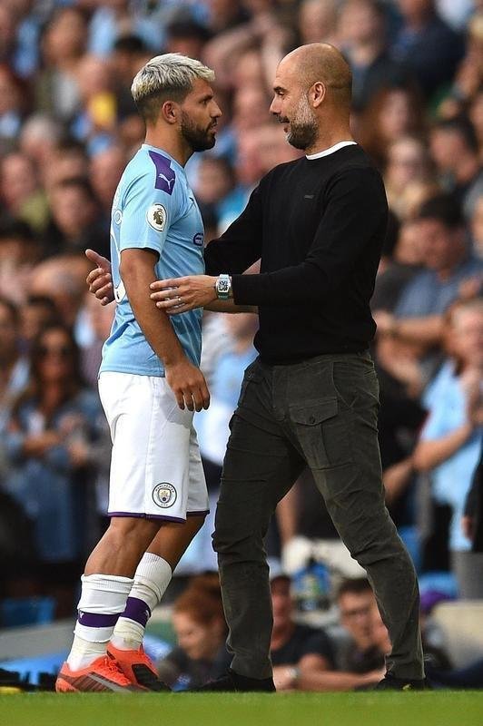 Momento em que Sergio Agero  substutdo por Gabriel Jesus e discute com Pep Guardiola