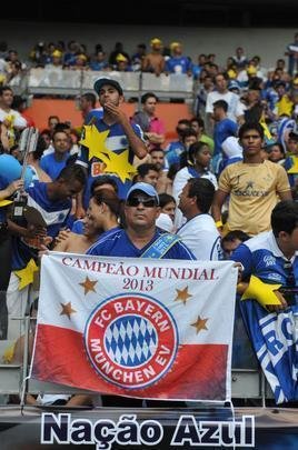 Torcida cruzeirense comea a festa dentro do estdio antes da partida decisiva contra o Grmio