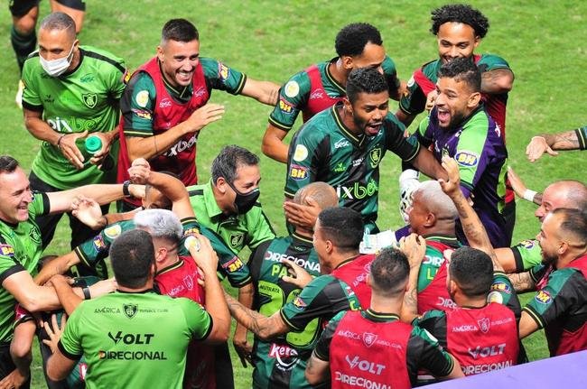 Ademir marcou dois gols na etapa final e colocou o Amrica em vatagem: 2 a 0