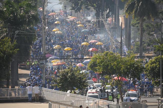Chegada da torcida do Cruzeiro ao Mineiro para o jogo contra a Ponte Preta pela 13 rodada da Srie B do Campeonato Brasileiro. Estdio voltou a receber grande pblico
