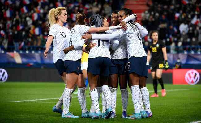 Francesas comemoram gol da vitória por 2 a 1 sobre o Brasil no Torneio Internacional