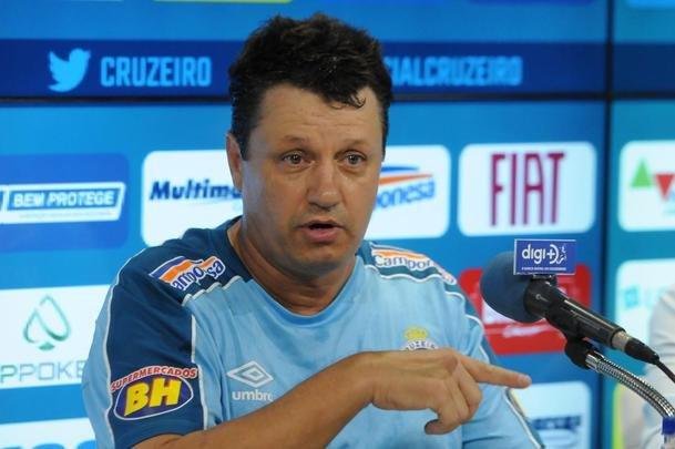 Fotos da apresentao de Adilson Batista como novo tcnico do Cruzeiro. Tcnico teve reunio com jogadores na Toca da Raposa II, falou com a imprensa e depois comandou seu primeiro treino