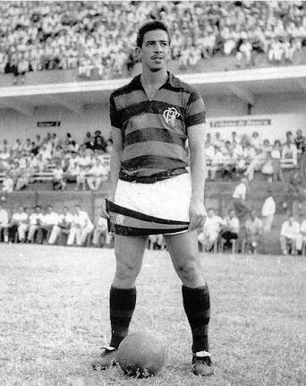 Henrique Frade - Nascido em Formiga, o ex-atacante, que faleceu em 2004, aos 69 anos, defendeu as cores do Nacional em 1963, depois de anos jogando pelo Flamengo. Em 1965, o jogador vestiu a camisa do Atltico e ficou no clube por um ano. 