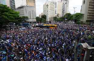 De Confins, jogadores do Cruzeiro hexacampees da Copa do Brasil saram em carro aberto pelas ruas de Belo Horizonte. No Centro da capital, milhares de pessoas aguardavam os jogadores para a festa.