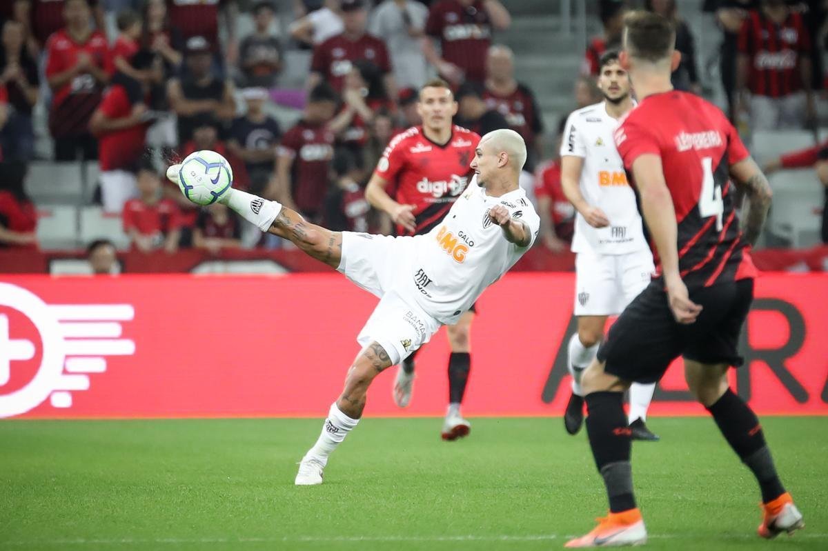 Galo perdeu muitas chances e acabou tropeçando em Curitiba
