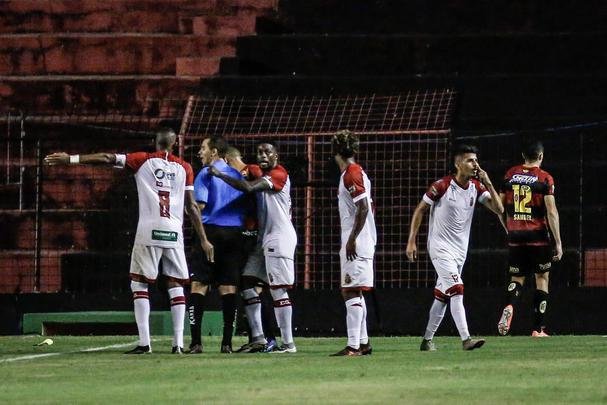 No segundo tempo, o Sport ainda ampliou o placar com Jean Patrick. Porém, com a expulsão do capitão Sander, o Imperatriz tomou a iniciativa do jogo e chegou ao empate com dois gols de Cesinha.