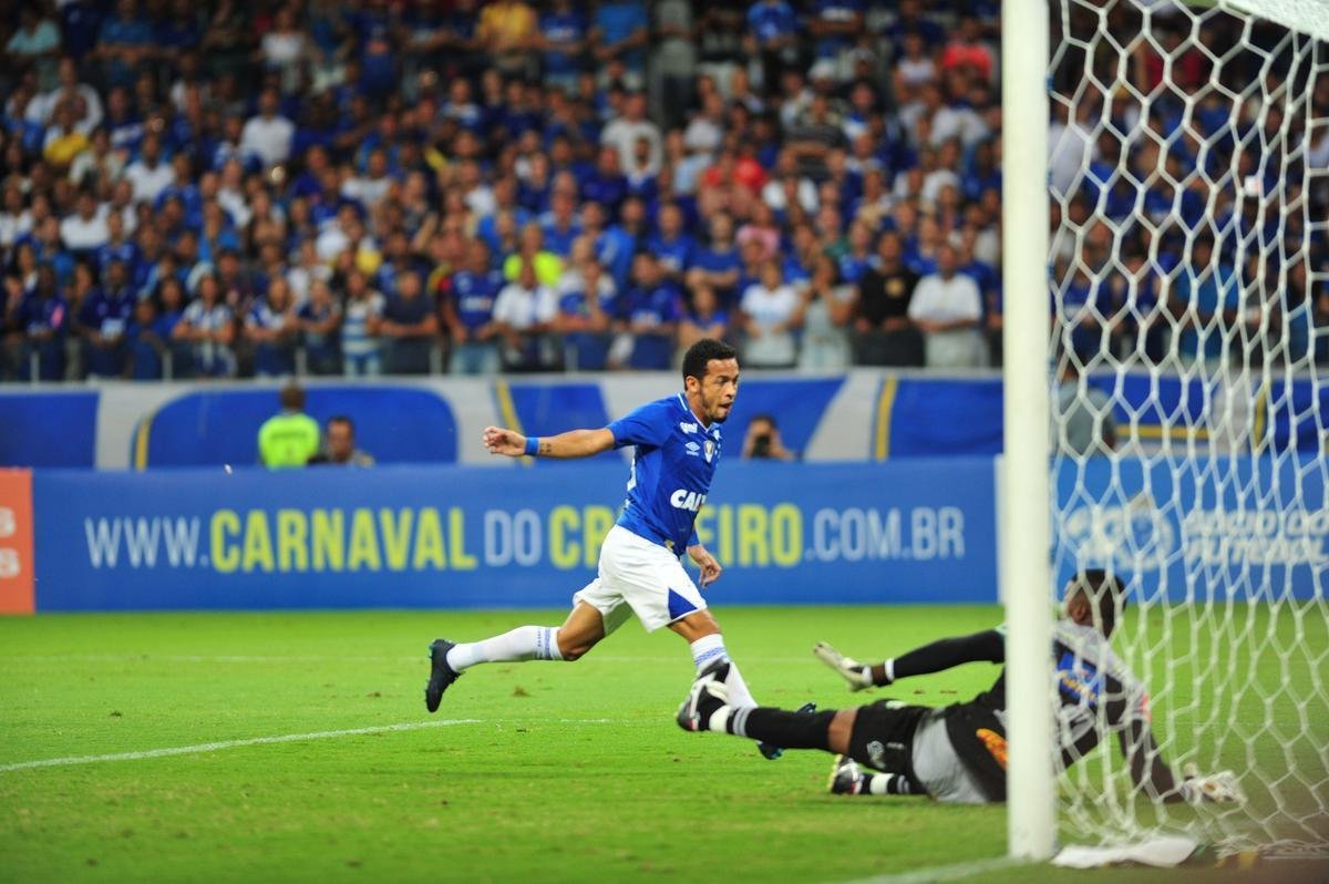 Rafinha entrou na etapa final, 'voou em campo' e marcou os dois gols que fecharam a vitria