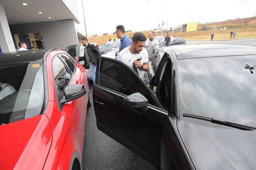 No desembarque do Cruzeiro em Confins, aps o jogo contra o Cear, tcnico Rogrio Ceni foi ovacionado por torcedores presentes no aeroporto. J o meia Thiago Neves, apontado como piv do atrito com o tcnico, foi criticado. Assim como treinador, goleiro Fbio foi ovacionado pelos cruzeirenses na chegada.