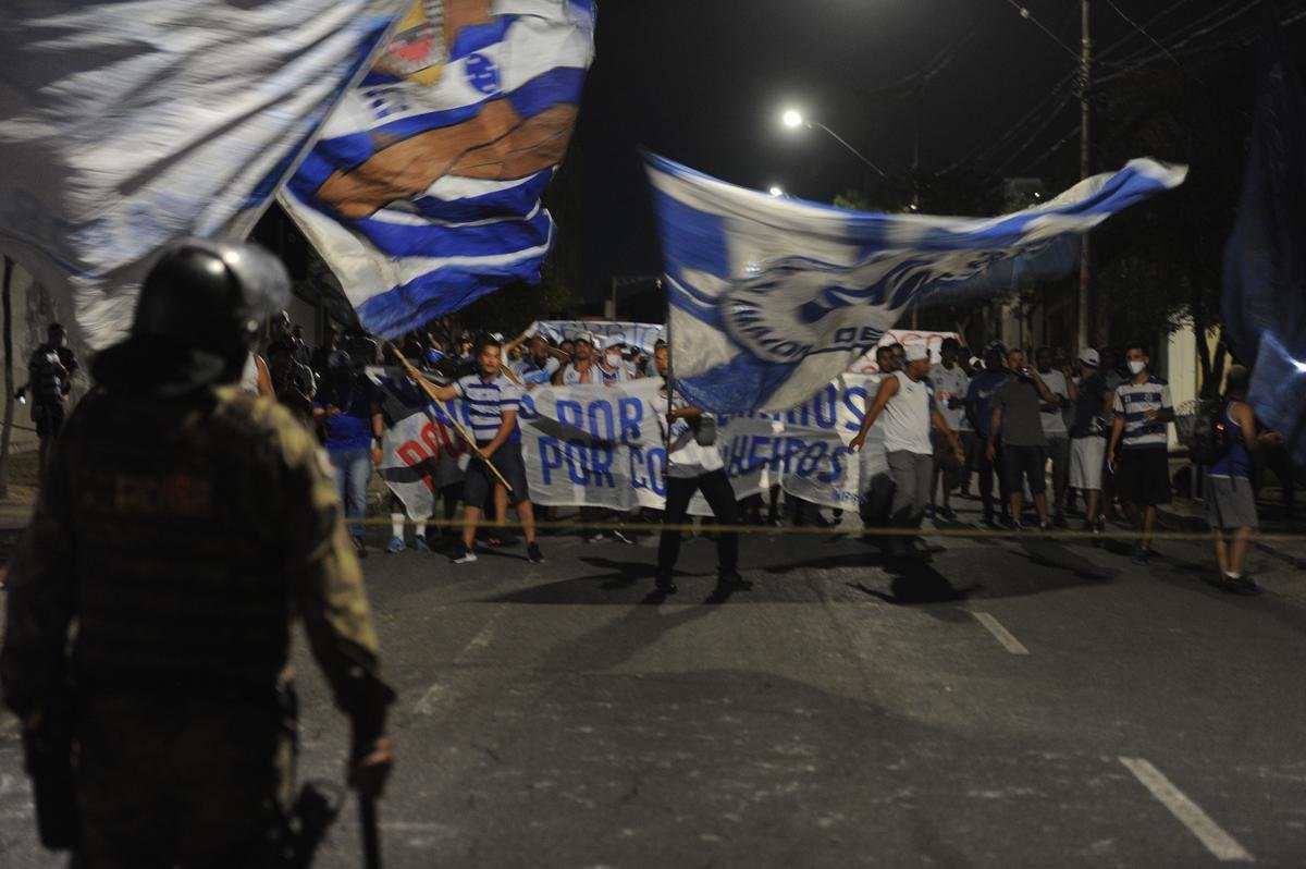 Torcida do Cruzeiro mira Srgio, Deivid e conselheiros em protesto no Horto, antes do jogo diante do Operrio-PR, pela Srie B
