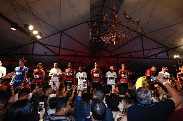 Festa de lançamento dos novos uniformes contou com a presença de jogadores e show de Paralamas de Sucesso