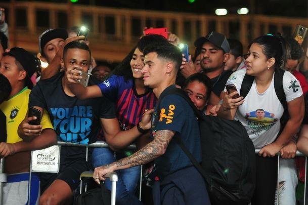 Seleo Brasileira deixou hotel Ouro Minas na noite desta quarta-feira e se despediu de Belo Horizonte, onde venceu a Argentina por 2 a 0 na semifinal da Copa Amrica. Reta final de treinos ser na Granja Comary, em Terespolis. Deciso est marcado para domingo, s 17h, no Maracan