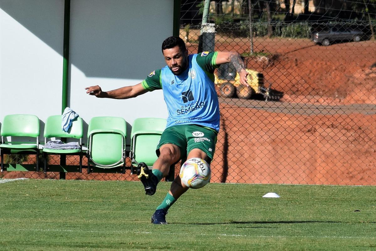 O América treinou nesta terça-feira (1), ao fim da tarde, no CT Lanna Drumond, em Belo Horizonte. As atividades comandadas pelo técnico Lisca visaram o confronto contra o Cruzeiro, nesta quarta-feira (2), às 21h30, válido pela 25ª rodada da Série B do Campeonato Brasileiro. A partida será realizada no Independência, em Belo Horizonte.