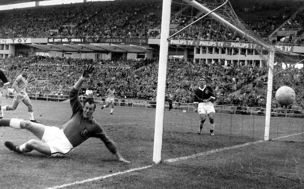 Lance do gol de Pel contra o Pas de Gales, pelas quartas de ifnal. O goleiro adversrio v a bola no fundo das redes aps chute de Pel da entrada da rea.