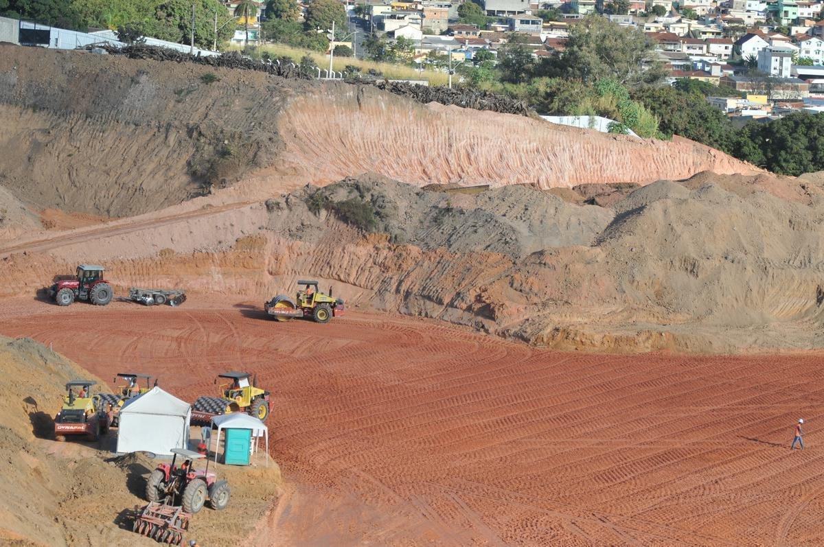 08/07/2020 - Novas fotos da obra de construo da Arena MRV, do Atltico, no bairro Califrnia, em Belo Horizonte. Tratores trabalham a todo vapor no local em etapa de terraplanagem. (Alexandre Guzanshe/EM/D. A Press)