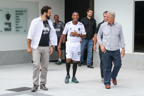 Confira imagens da chegada e da apresentao de Robinho no Atltico