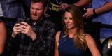 Astros presentes no UFC 196 - O piloto da Nascar, Dale Earnhardt Jr, e a namorada, Amy Reimann 
