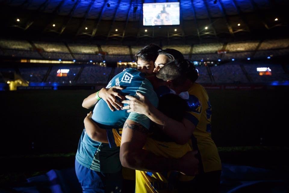 Antes de jogo entre Cruzeiro e Cear, goleiro Fbio foi homenageado pelas 800 partidas a servio do clube. Na imagem, todos os trofus conquistados pelo camisa 1 no time celeste: seis Campeonatos Mineiros (2006, 2008, 2009, 2011, 2014 e 2018), trs Copas do Brasil (2000, 2017 e 2018) e dois Campeonatos Brasileiros (2013 e 2014).