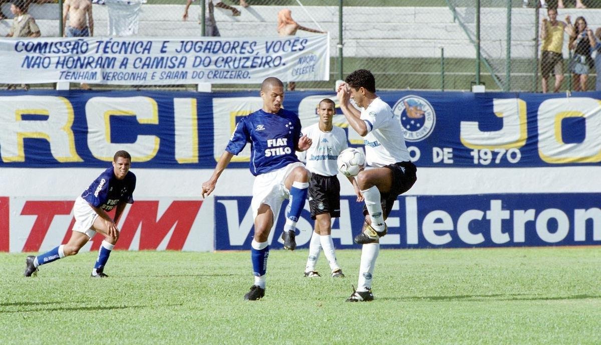 De meados de 2002 até o meio de 2003, o Cruzeiro seguiu com a Topper e a Fiat. A nova linhagem tinha as estrelas 'soltas' novamente, com a camisa predominantemente azul. A camisa branca tinha faixa azul na lateral. A única mudança dessa camisa de 2002 para 2003, ano das conquistas de Campeonato Mineiro, Copa do Brasil e Campeonato Brasileiro, sendo considerada a Tríplice Coroa, foi a forma do número, que deixou de ser arredondada para quadrada.