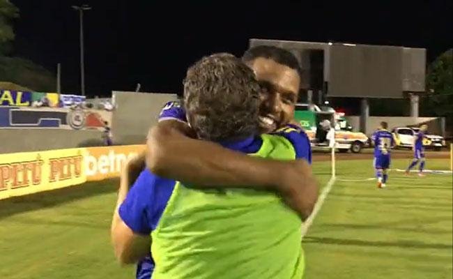 Thiago (autor do gol), jogadores do Cruzeiro e Luxemburgo festejam vitria sobre o Londrina no Paran pela Srie B