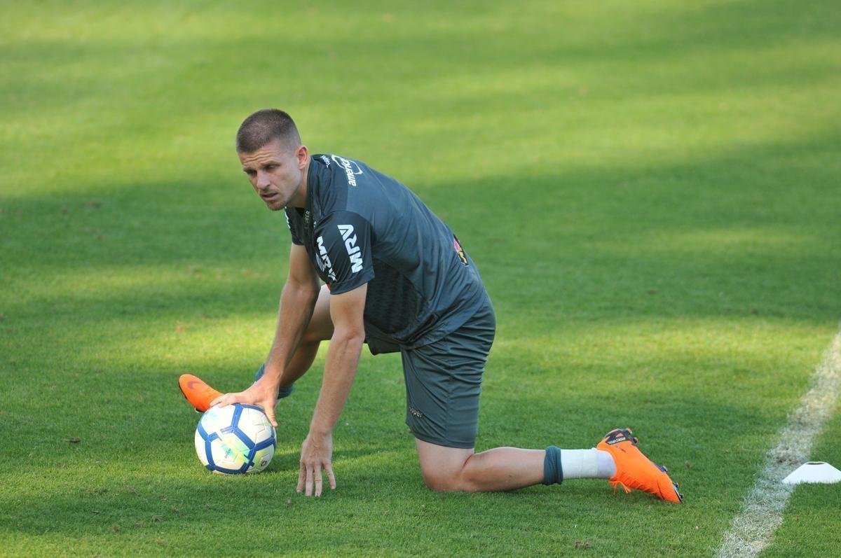 Zagueiro uruguaio Martn Rea treinou pela primeira vez com o elenco do Atltico na Cidade do Galo, j visando ao duelo de domingo, contra o Botafogo, no Rio, pelo Campeonato Brasileiro