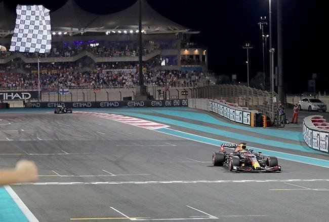 Max ultrapassou Lewis Hamilton, da Mercedes, na �ltima volta e venceu o GP de Abu Dhabi