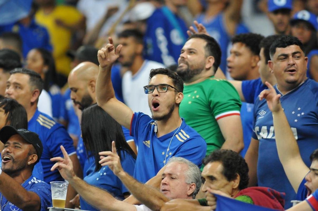 Fotos da torcida do Cruzeiro na partida contra o Londrina, no Mineiro, pela quarta rodada da Srie B do Brasileiro de 2022 