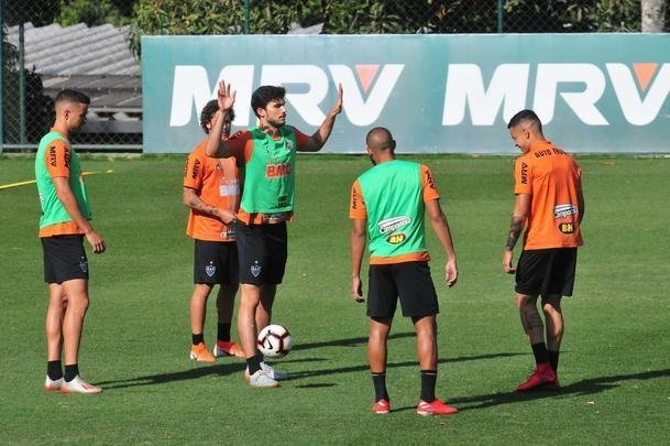 Tcnico Rodrigo Santana comandou treino nesta tera-feira  tarde, na Cidade do Galo, e definiu o time do Atltico para enfrentar o Coln, na Argentina, pela semifinal da Copa Sul-Amercana: Cleiton; Patric, Igor Rabello, Rver e Fbio Santos; Z Welison e Elias; Char, Vincius e Cazares; Franco Di Santo.