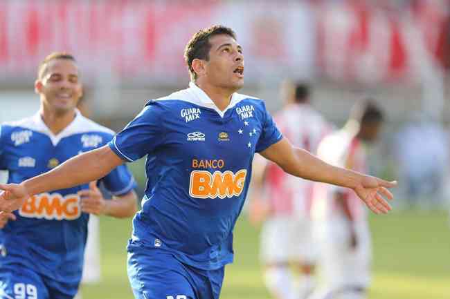 Ex-camisa 10 do Cruzeiro volta à Série B e é anunciado como 'Messi Careca'  - Superesportes