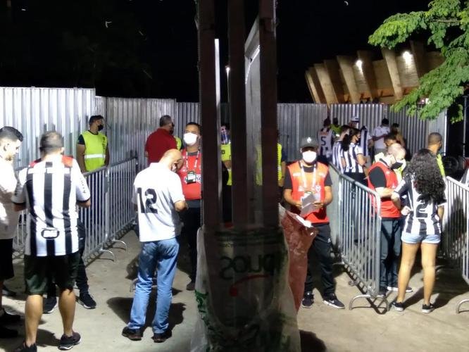 Atleticanos invadiram o Mineirão no jogo contra o Grêmio e bateram recorde de público no Brasileiro; veja fotos do entorno do estádio antes da partida