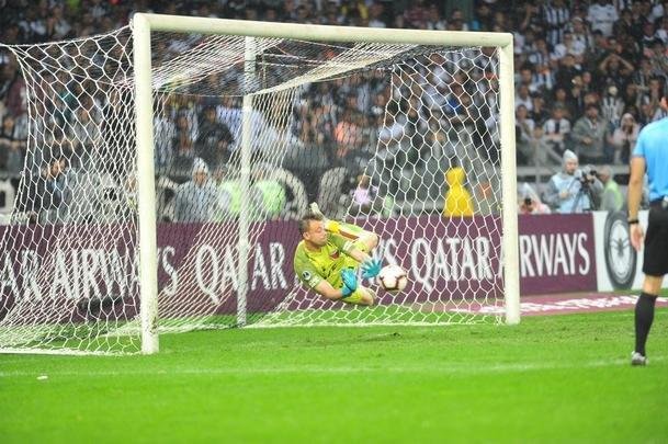 Atltico perdeu por 4 a 3 para o Coln nos pnaltis e foi eliminado da Copa Sul-Americana. Goleiro argentino Burin defendeu penalidades de Rver e Cazares