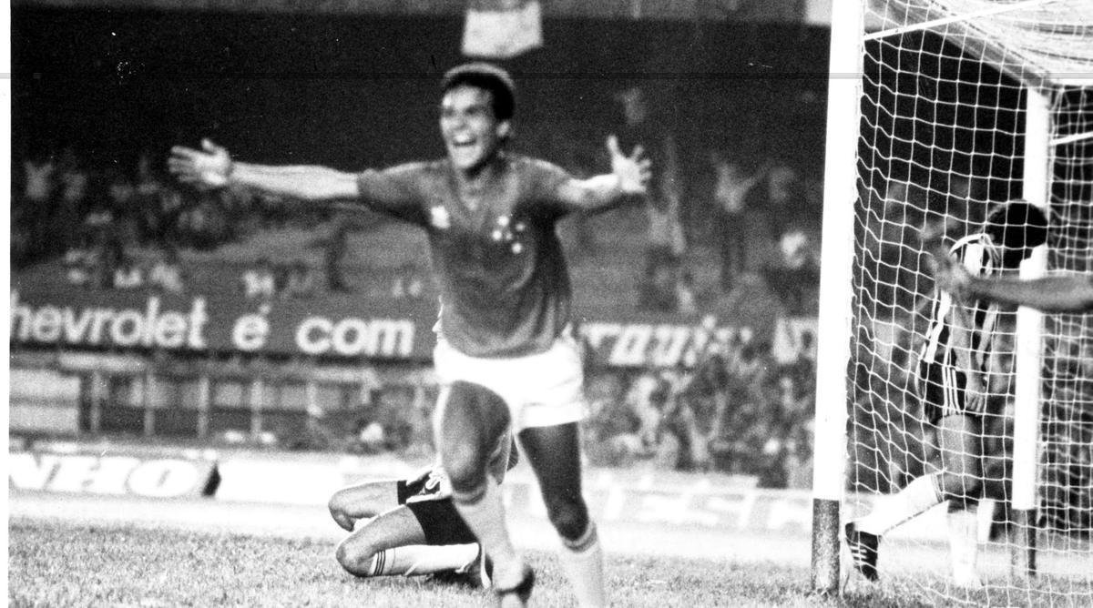 Meia Edu Lima (Cruzeiro: 1982/85 / Flamengo: 1993) Disputou 121 jogos pelo time celeste, conseguindo 62 vitrias, 40 empates e 19 derrotas. Fez 30 gols