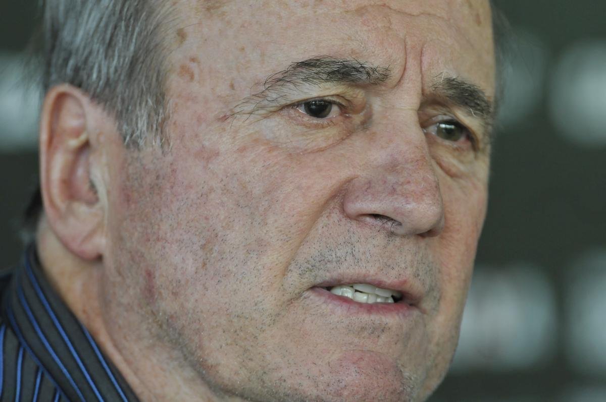 Levir Culpi foi apresentado pela diretoria na Cidade do Galo, enquanto os jogadores treinavam