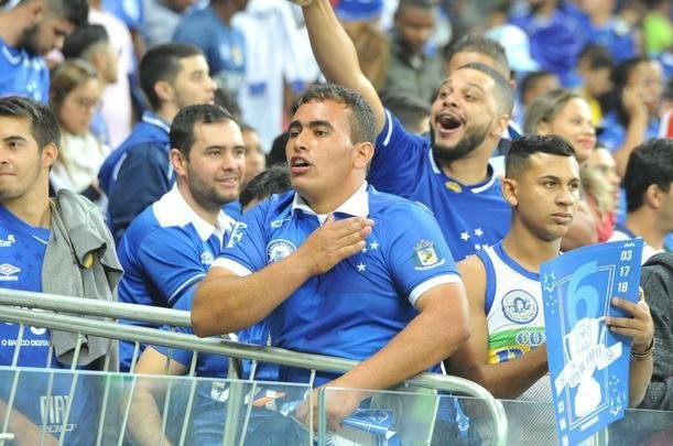 Torcedores do Cruzeiro lotam as arquibancadas do Mineiro para acompanhar a partida vlida pelas quartas de final da Copa do Brasil