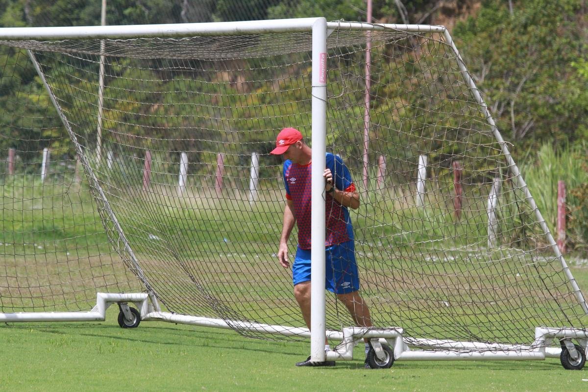 Chances perdidas - Na 35ª rodada, o Náutico empatou com o Macaé fora de casa por 1 a 1 e viu o G4 se afastar um pouco. Tinha, então, no jogo contra o CRB, na Arena Pernambuco, como decisivo para seguir na luta. O empate em 1 a 1 praticamente acabou com as chances do time. Com mais dois jogos, o Timbu estava a quatro pontos do G4.