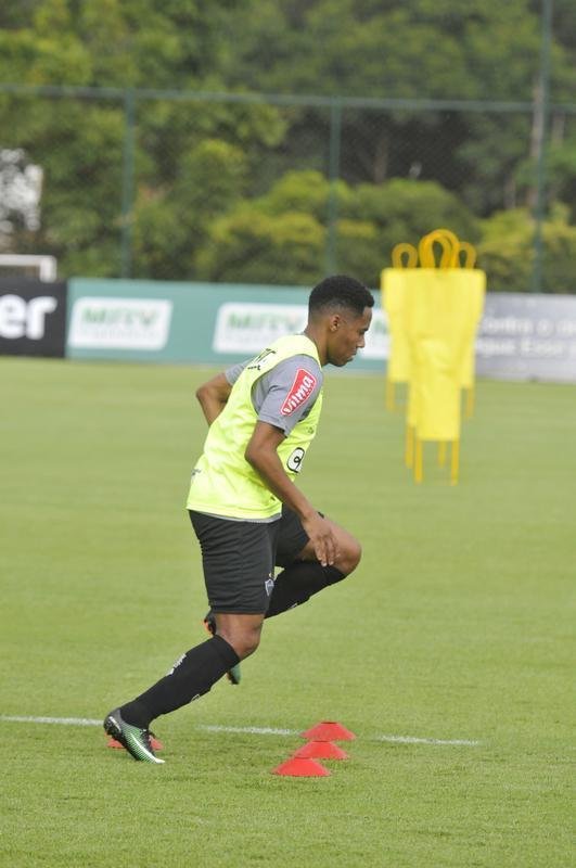 Volante Elias participou nesta quinta-feira do seu primeiro treino como jogador do Atltico. Roger Machado comandou uma atividade com bola utilizando atletas que no jogaram ou atuaram pouco diante do Cruzeiro
