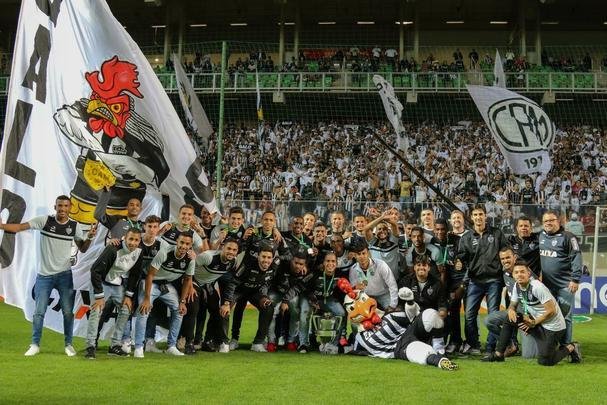 JUNHO: no dia 16, o time sub-20 ganhou a Copa do Brasil sobre o Flamengo, fora de casa. A festa seguiu dias depois no Independência, como mostra a foto. Foi a principal conquista da base alvinegra na temporada. O ano de 2017 foi marcante para os garotos do Atlético. Além do título nacional, o clube ficou com a taça do Campeonato Mineiro em todas as categorias. A única derrota foi para o Cruzeiro, na Supercopa sub-20, em novembro.