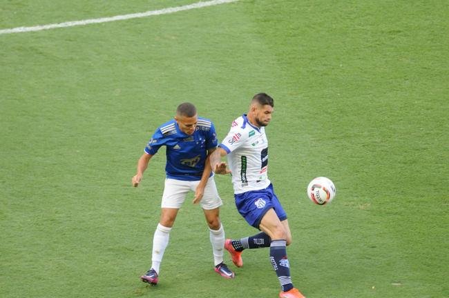 Cruzeiro goleou URT por 3 a 0 no Independncia com gols de Thiago, Machado e Edu em sua estreia no Mineiro. Ronaldo, dono da SAF, assistiu  partida no Horto. Duelo marcou estreia do tcnico uruguaio Paulo Pezzolano