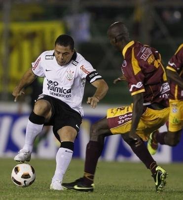 Ronaldo viu o Corinthians ser eliminado da Libertadores pelo Tolima, na Colmbia, ainda na fase preliminar, algo at ento indito para os clubes brasileiros na histria do torneio continental