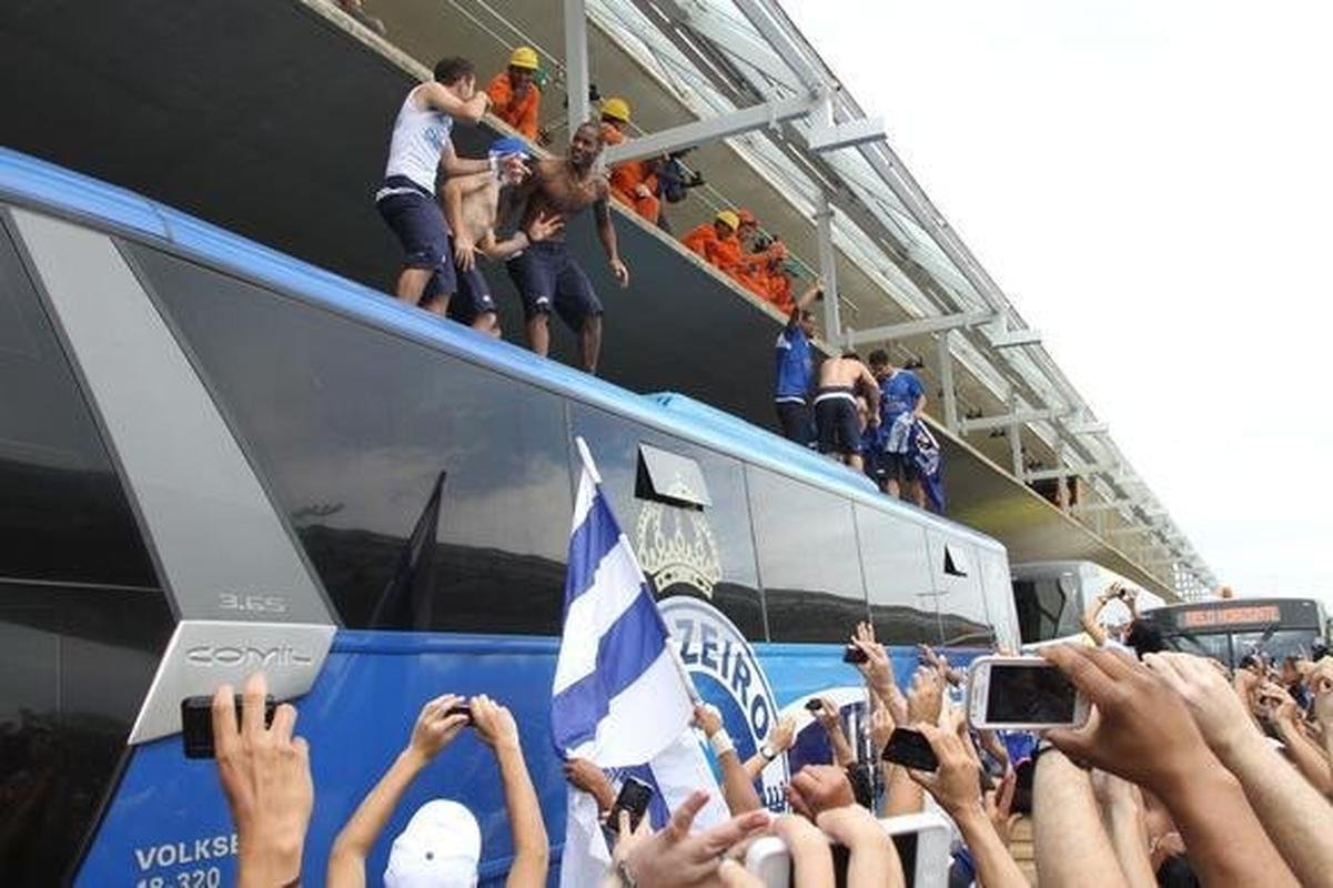 Na chegada ao Aeroporto de Confins, jogadores do Cruzeiro, campees brasileiros, fizeram festa com a torcida e at subiram no teto do nibus do clube