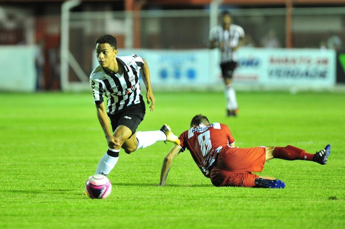 Villa Nova e Atltico se enfrentaram nesta quinta-feira