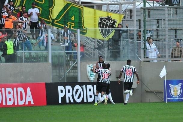 Cazares marcou belo gol de falta, e goleiro cruzeirense Fbio nem se mexeu
