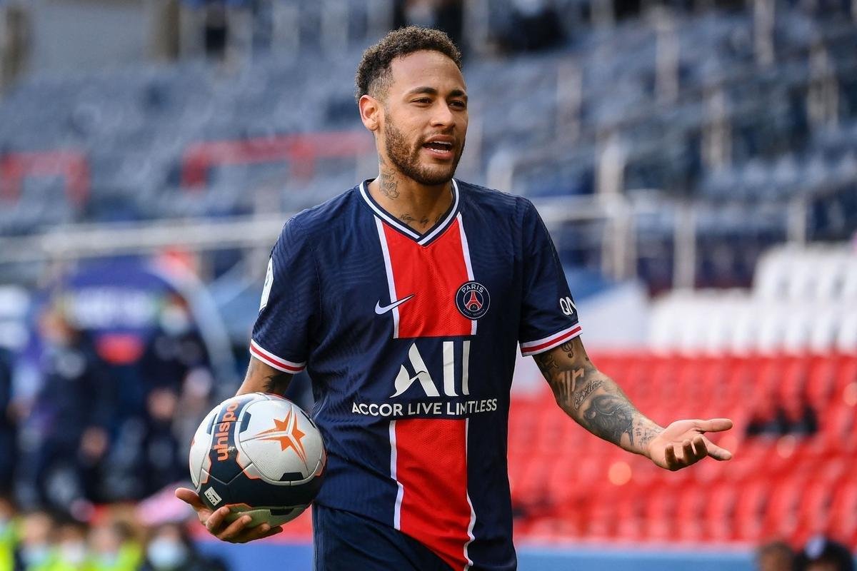 Neymar levou carto vermelho no final da derrota do PSG para o Lille, por 1 a 0, em Paris, ao dar um tranco no adversrio numa disputa de bola na lateral do campo. rbitro entendeu que ele usou fora desproporcional. O brasileiro j tinha carto amarelo e acabou sendo expulso.