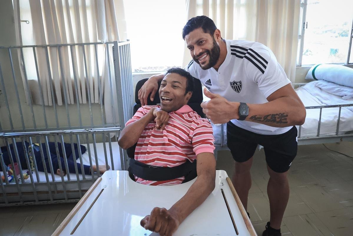 Jogadores do Atltico visitam Ncleo Assistencial Caminhos para Jesus