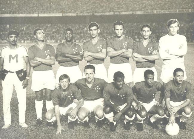 Em 1964, William foi jogar no Cruzeiro. Dois anos depois, j veterano (33 anos), conquistou o maior ttulo da carreira: a Taa Brasil de 1966. Ele formou dupla de zaga com Procpio Cardoso, de quem  cunhado. Na foto, William  o quarto em p da direita para a esquerda.